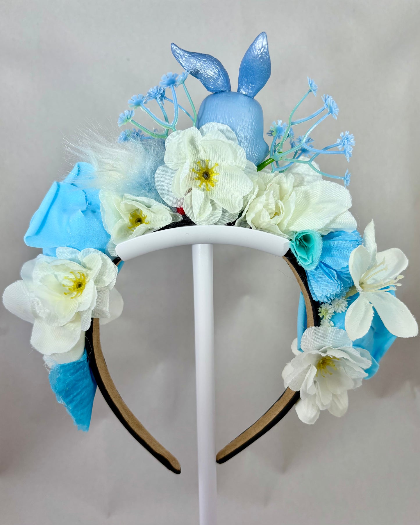 Back of a Decorative headband with blue and white flowers