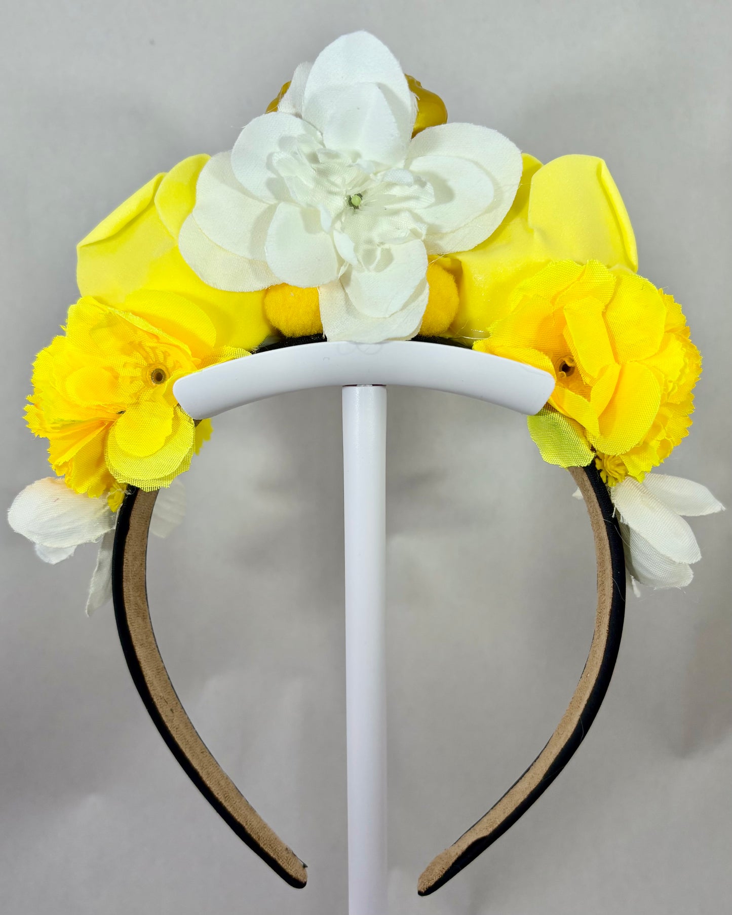 Back of a Floral headband with yellow and white flowers